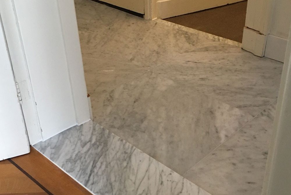 Nieuwe marmeren vloer in Bianco Carrara